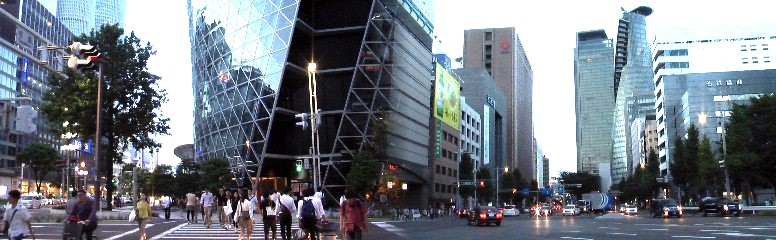 日曜日夕暮れ時の笹島交差点（左）。右は交差点南から笹島交差点を撮る。