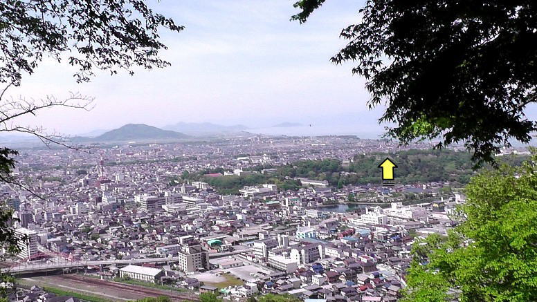 佐和山城跡から南方安土城方面を撮る。黄色の矢印は彦根城。