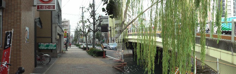 尾頭橋と佐屋道標（金山新橋南交差点西南角）から佐屋街道を見る、 街道東の入り口付近。