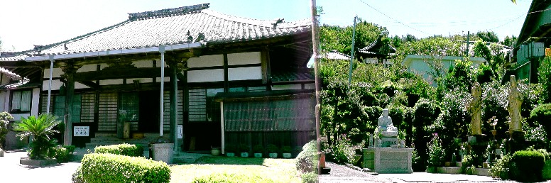誓海寺本堂（左）。右は山門横に立つ金色に輝く二体の仏像と誓海寺の全景。