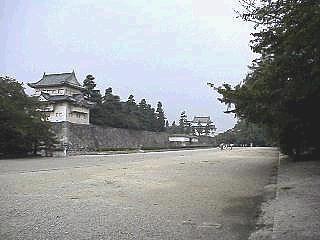 正門を入るとすぐ眼前に映る景色がこれです。 観光シーズンの谷間で観光客も少ない。 左の西南櫓と中央右寄りの東南櫓の間に見える 白い壁が本丸御門（表ニ之門）です。