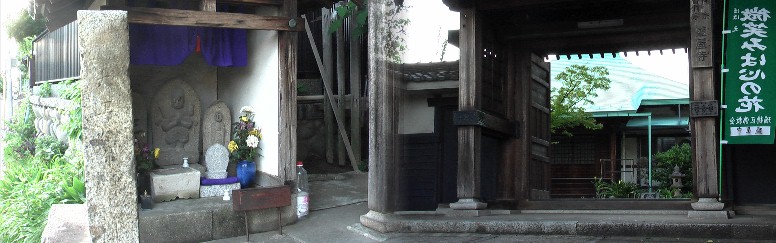 駅から西へ約１．２キロの盛屋寺は1574(天正2)年虎岩賢龍大和尚が開いたお寺で、聖観世音菩薩を本尊としています。 山門横には庚申堂が建っています（左）。 盛屋寺