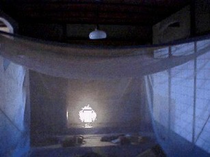 いまでは珍しい蚊帳を吊って寝る部屋が当時を偲ばせる