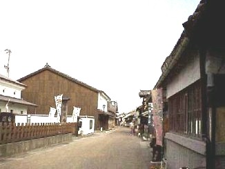 関宿の街道は電線など、町並みの整備が行われて、昔の街道を 彷彿とさせてくれる左側の塗篭(白い壁)の建物が旅籠玉屋である