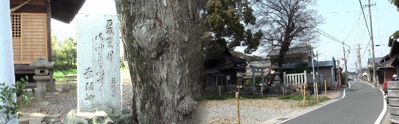 関川神社横にある芭蕉句碑「夏の月御油より出でて赤坂や」
