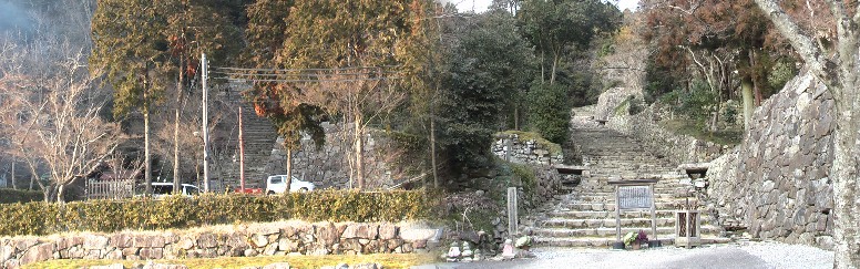 安土城址へ登る石塁。