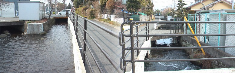 千貫樋、千貫樋バス停付近。この付近に西見附(石塁型の枡形見附)あったそうです。