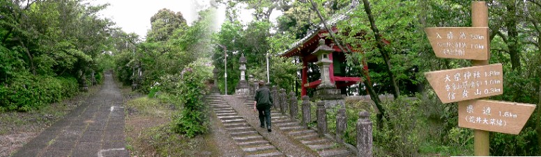 泉浄院への参道と道案内標識。