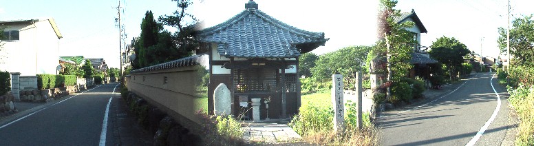 千手観音堂と付近の中山道(右)。左は千躰寺付近の街道。