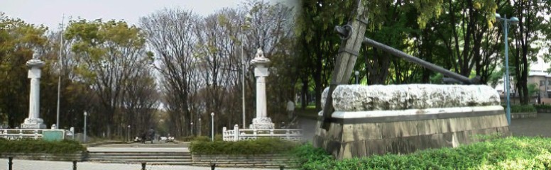 左：南京広場。右：シドニー市から贈られたシリウス号の錨の複製。久屋大通り最北端にあります。 モニュメント碑文拡大