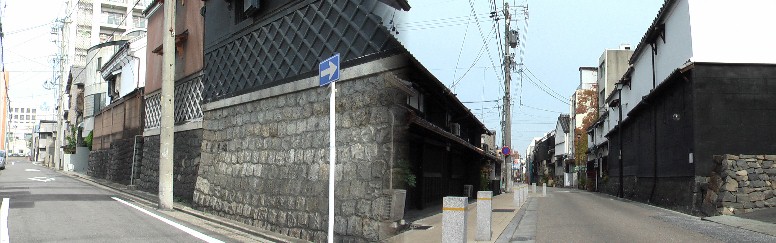 四間道の風情。なんとも電柱が目障りです。