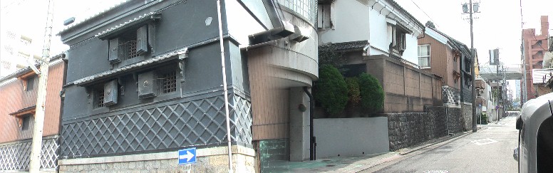 外堀り通りを横切り、さらに北へ行くとまだ面影が残る建物が見られます。 ここが四間道の北端と云われる。左：元尾張藩士の家。