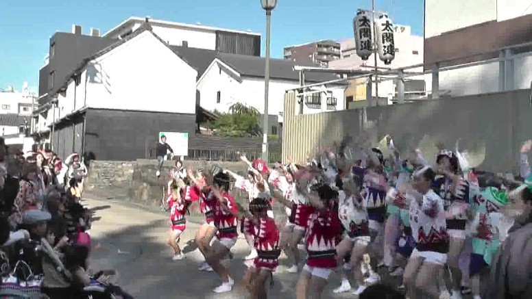 四間道（しけみち）のカフエで撮った案内です１。 四間道（しけみち）秋祭り最大のイベント・太閤連による阿波おどり。 四間道（しけみち、左）。右は浅間神社。 四間道（しけみち）の賑わい。 祭り本部（右）。左は四間道の佇まい。