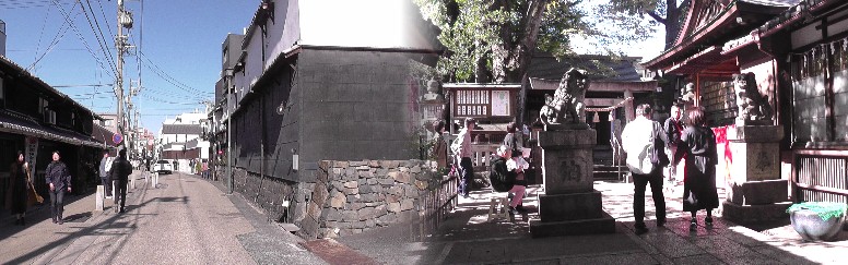 四間道（しけみち）のカフエで撮った案内です１。 四間道（しけみち）秋祭り最大のイベント・太閤連による阿波おどり。 四間道（しけみち、左）。右は浅間神社。 四間道（しけみち）の賑わい。 祭り本部（右）。左は四間道の佇まい。