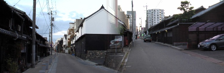 四間道の中心的な存在です。江戸時代には堀川の両岸は交通、商業の中心地として 蔵、屋敷、花街が並び賑わいを呈していました。 四間道