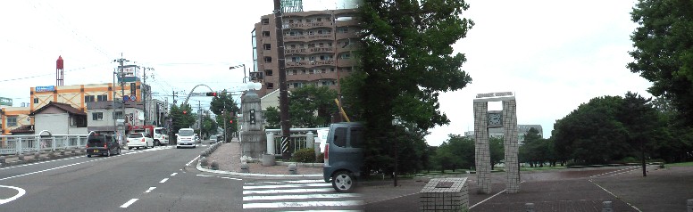 中山道に架かる那加橋と各務原市民公園入り口。 那加橋