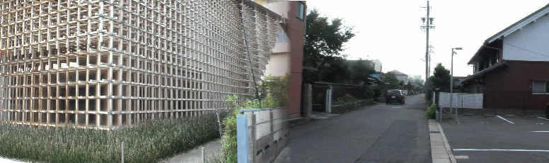 鳥居松地区の街道と珍しい建物です。