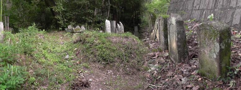 断念し引き返す途中に石碑群がありました。