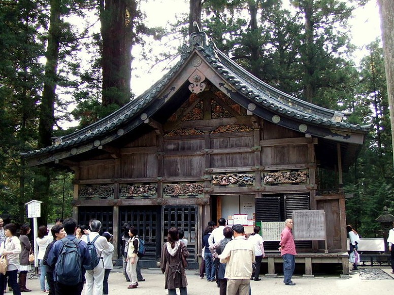 神厩舎。三猿の彫刻がある。クリエイティブ・コモンズ 表示-継承ライセンスの下で利用可能です。 ウィキメディア・コモンズより・「見ざる 言わざる 聞かざる」の三猿。 日光東照宮 見ざる聞かざる言わざる 三猿