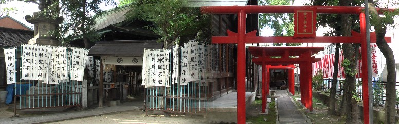 上記神明社境内参道の敷石に不動明王が現れ、参詣に来た人が金縛りにあったといわれこの敷石が 坤現不動(左写真) として祀られています。右は境内の倉玉稲荷社。中村区役所説明文引用。 神明社。