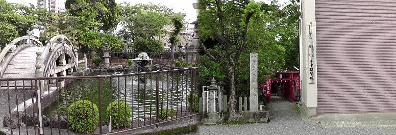 神明太一宮境内の庭園（左）。右は神明太一宮隣の中本町山車蔵。 中本町山車説明