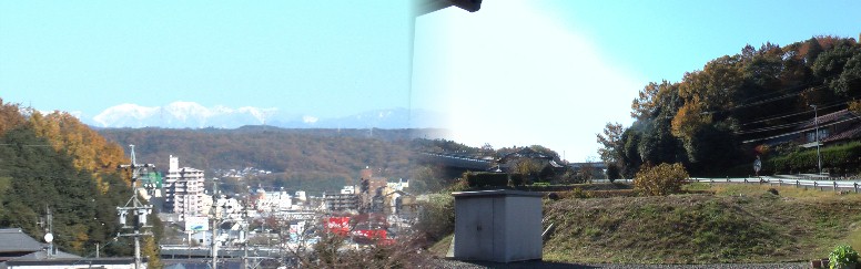 神明峠（右）付近と土岐市街の展望、遠くに木曽駒連峰の雪景色2013.11.23撮影。