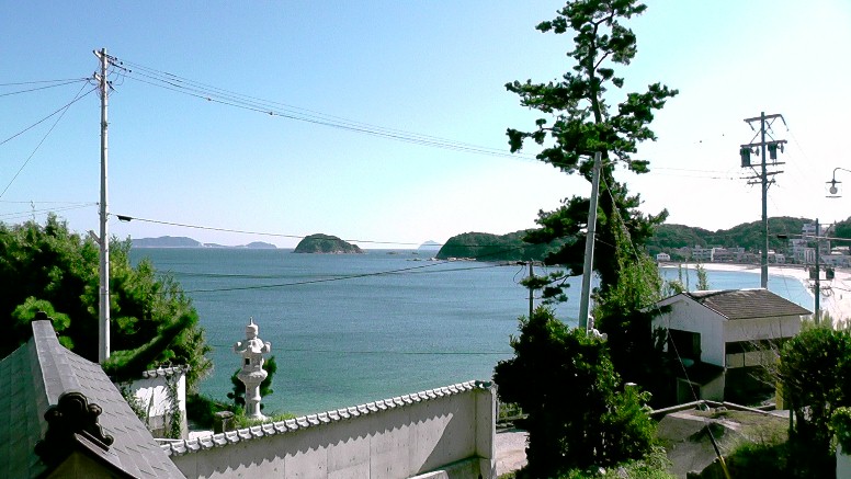 松寿寺裏から琴平神社へ行く階段から見おろす篠島海岸。遠くに伊良湖岬や神島（伊勢湾口）が 見える絶景ポイントです。右端に見えるのが前浜海岸です。