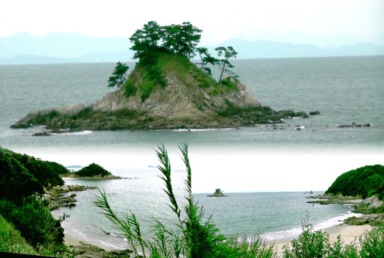 歌碑公園展望台から松島を撮る（上）。下は同台から海岸線を撮影。