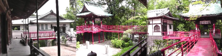 真福寺回廊から境内仏殿の景観。