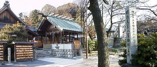 駅から南西へ約５００メートルの塩竃神社です(左) 安産と子供の神様として市民に親しまれ参拝者が絶えない。昭和３０年頃 我が子の成長を祈念するため市電八事終点から歩いて （約１．２キロ）いった記憶が甦った。同時に周囲の変化に驚いた。