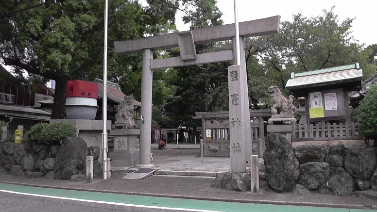 塩竈神社。鳥居左にあるお釜モニュメントが印象的です。2019.9.13撮影。 説明文拡大 塩竈神社