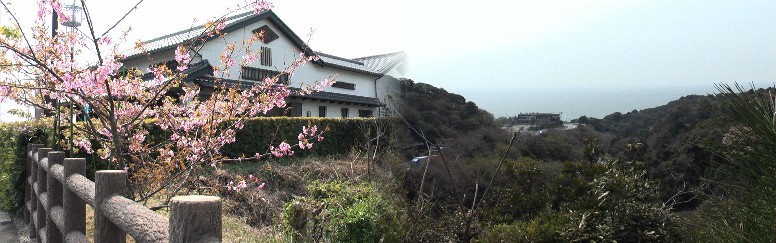 潮見坂を上りつめると「おんやど白須賀」がある、前庭から太平洋を見下ろす(右写真)。