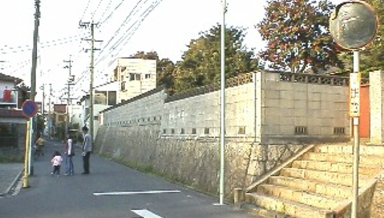 上記神明社横の踏み切りを渡って７０メートルで この東宝寺（右の石垣と建物）に突き当たります。 この付近で鎌倉街道と合流したと言われる ここを左折し(新瑞橋東）付近を北上したと思われます。