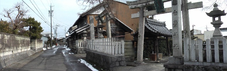 白髭神社と付近の町並み。境内池の底から水が湧き出ている。工業用地下水の使用量が減ったため、地下水位が上がったといわれる。