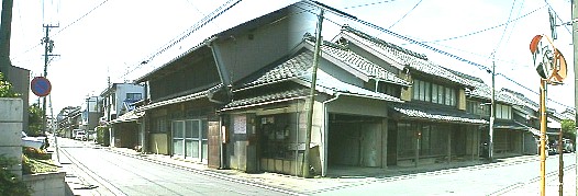 白須賀宿の町並み風景2題, 町の小売屋 さんの店頭に立派な白須賀宿の散策マップが 置いてありますので(無償)これを参考に して史跡など回られると有意義でより楽しい 白須賀宿の町並みに見る旅篭跡と曲尺手(かねん て)の案内版