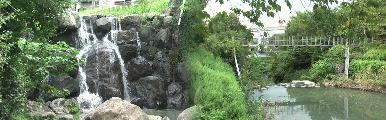 写真編集中気ずきましたが婦人の後姿が滝に立ちはだかって居る岩の形が印象的です。 水害を無くす祈りをこめて「主婦の祈り岩」といったところでしょうか。 白沢川碑文拡大