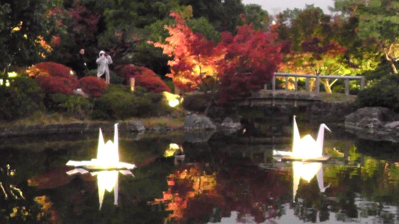 白鳥庭園特集(その1) 名城線神宮西駅下車が便利です。 白鳥庭園の紅葉第1部 2009年11月26日撮影。 第2部(161.7m) 第3部(234.0m) 白鳥庭園は、敷地面積約3.7ヘクタールと市内随一の規模を誇る 日本庭園として平成3年