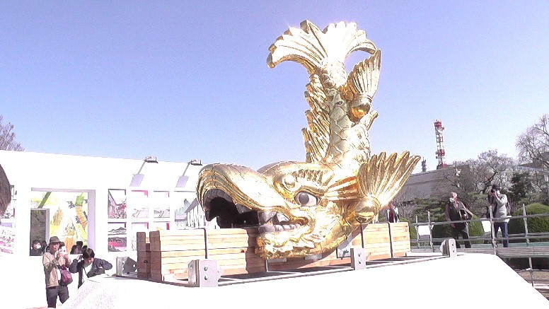 4月10日（土）～7月11日（日）は栄の「ミツコシマエヒロバス」で展示されます。 4月10日（土）～7月11日（日）は栄の「ミツコシマエヒロバス」で展示されます。 金シャチ・二の丸庭園に降臨。43 金シャチが降りた天守閣。2021.03.1