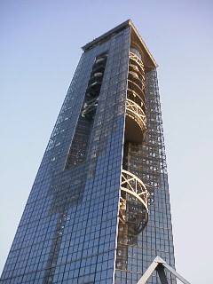 スカイタワー上層部分(左)と動物園と植物園の間にある上池