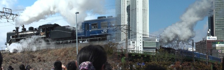 平成２５年２月１６日２７年ぶりＳＬあおなみ線を実験走行。ライブ駅前広場で撮影。