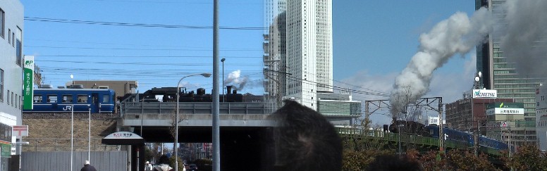 左は荒子駅で偶然出会ったSL-あおなみ号。右はささしまライブ付近を走行するあおなみ号。