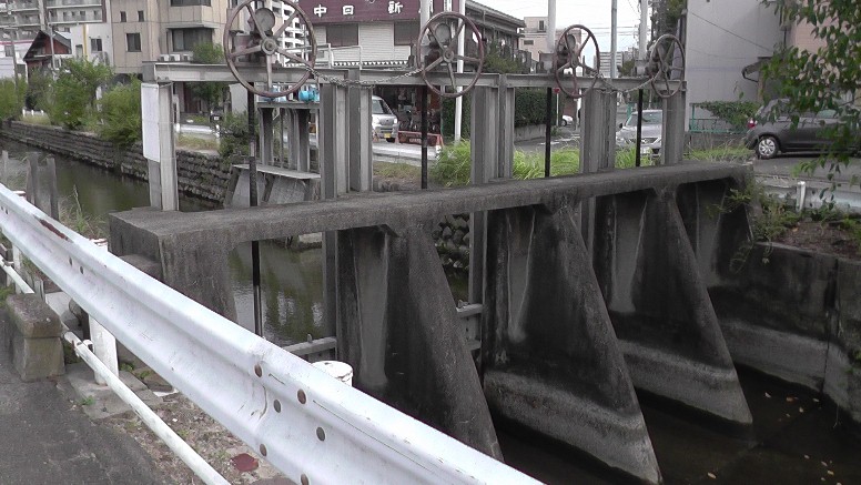 庄内用水（惣兵衛川）がここで堰き止められて東側に流入し.笈瀬川(現在の笈瀬川通り、暗渠） 美濃路白山神社西・権現橋)の源流となり中村区を経て 旧中川運河に注いでいたと思われます。