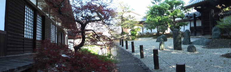 崇福寺本堂と前の石庭園。 崇福寺