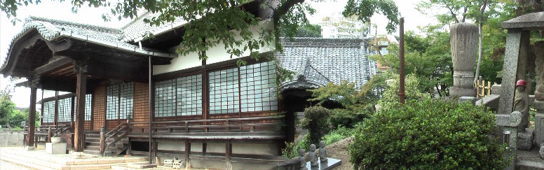 左は本堂。境内には中京の茶人・堀田宗達の茶室があり、その縁で建立された「茶筅塚」(右写真)。