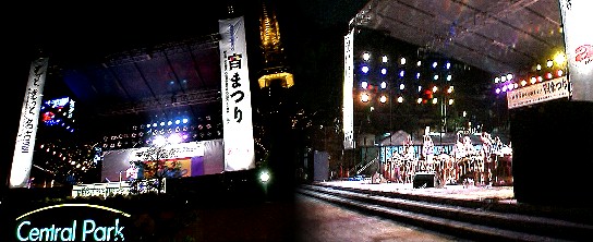 もちの木広場のステージと（左）名古屋太鼓フェステイバルの熱演（右）（１３日夜写す）