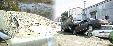 写真左ボンネットの泥が乾いてひび割れ状態、右は濁流で押し流されてこんな状態、何れも決壊堤防から２～３００メートルの場所