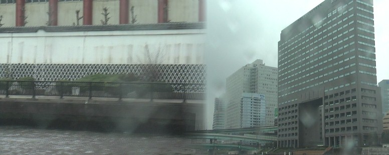 春雨煙る隅田川、江戸時代が浮かぶ連続するナマコ壁、近代的な都市風景