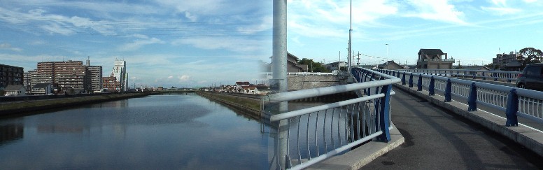 新川に架かる砂子橋と上流を見る。