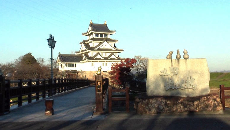 美濃路・墨俣宿を訪ねて墨俣１夜城に寄らない訳にはゆかない。 本陣跡から天守閣が見える桜並木(右写真)の新犀川堤防を約２００メートル北へ行く。 左写真赤い矢印は金華山・岐阜城である。 太閤出世橋。
