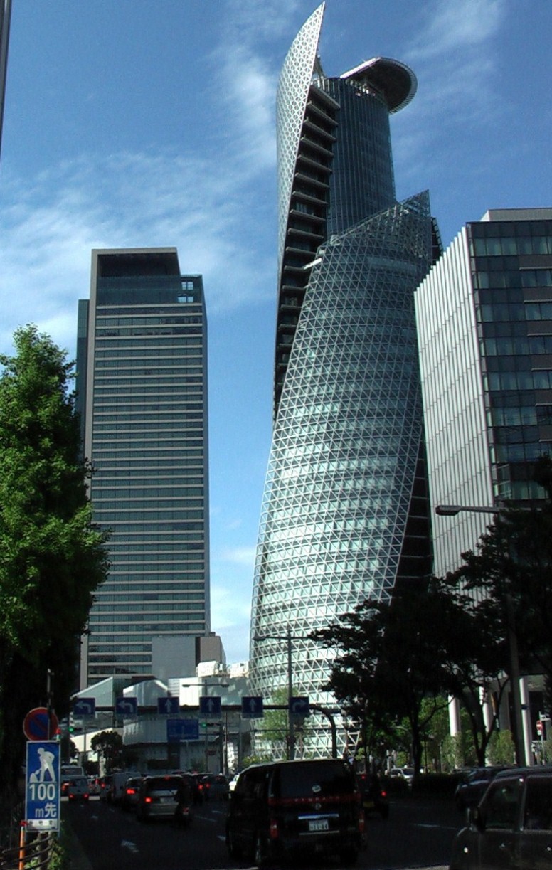 名古屋駅前モード学園スパイラルタワー。左はミッドランドスクエアー。 モード学園スパイラルタワー リンク:モード学園スパイラルタワー